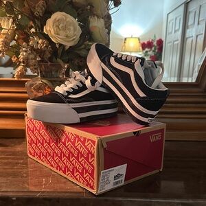 Vans Classic Black and White Low-Tops- Sz Women 7 / Men’s 5.5